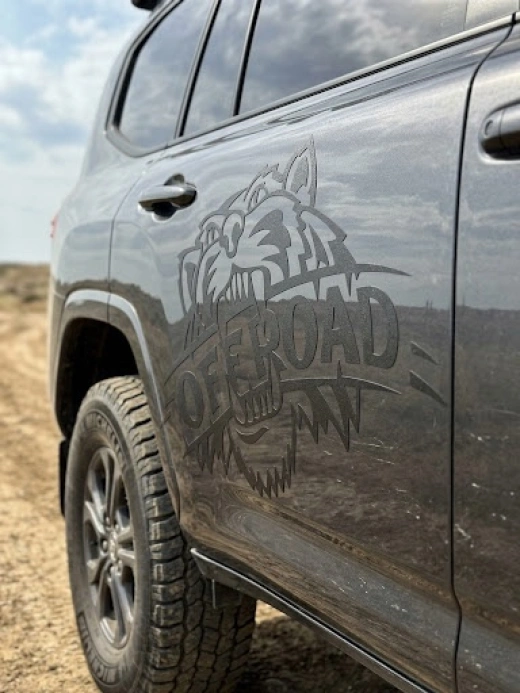 Наклейка вінілова OFF ROAD + Хижак (32х20 см) чорний