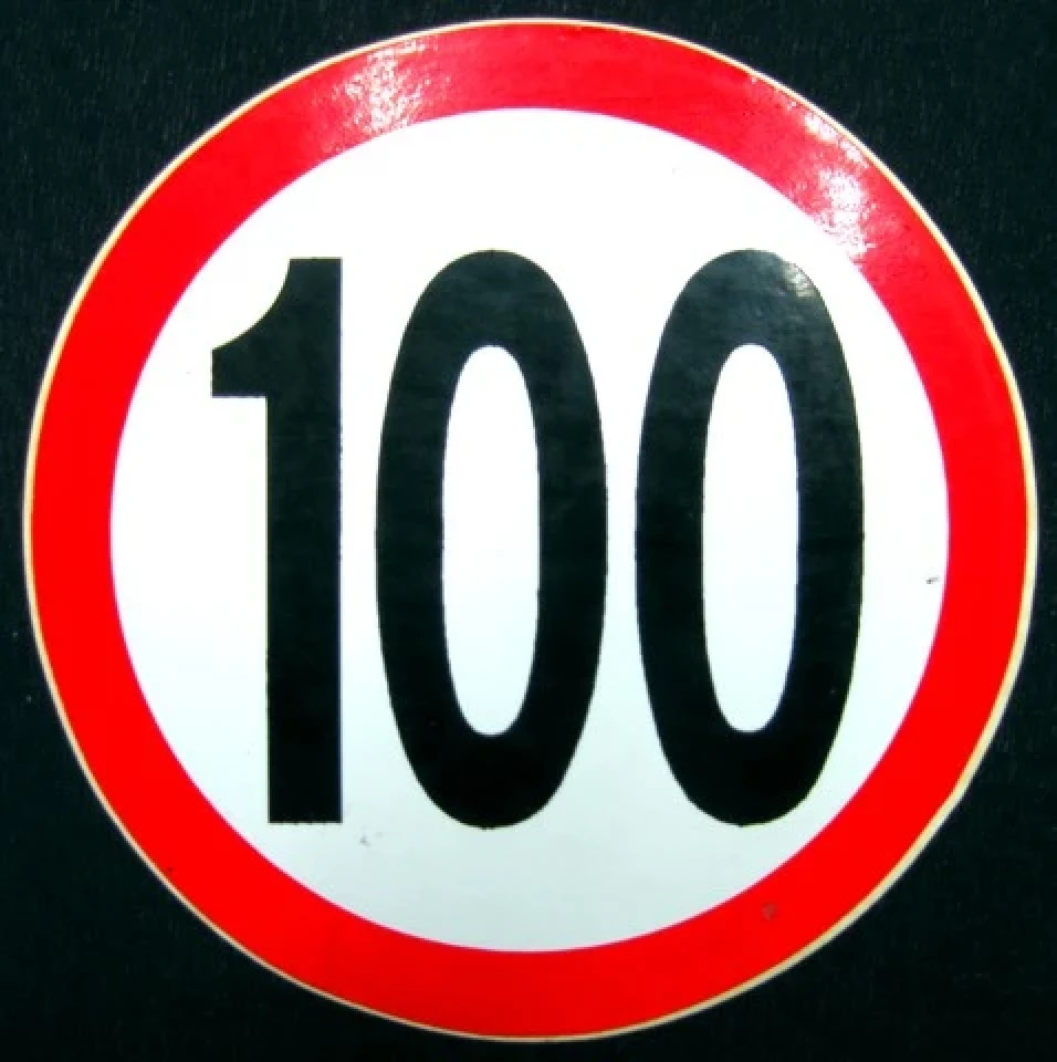 Наклейка вінілова Обмеження швидкості 100 км/год (діам. 12 см)