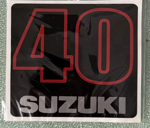 Наклейка вінілова 40 SUZUKI на підвісний мотор (9.2х8.3 см) чорно-срібляста